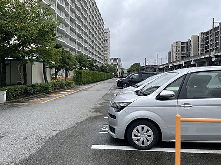 【駐車場】ファミリーカーも悠々駐車できるスペースです。お車好きにはたまらないですね!