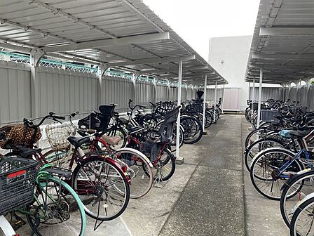 【駐輪場】雨の日も嬉しい屋根付き駐輪場です。