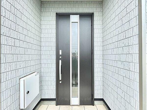 【玄関】明るく開放的な玄関です。収納も豊富なので、靴が多くてもスッキリ収納できます！