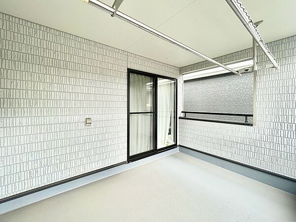 【バルコニー】暖かい陽ざしが差込むバルコニー。晴れた日には洗濯物が良く乾きます！