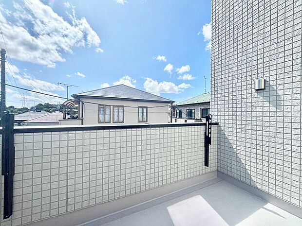 【バルコニー】暖かい陽ざしが差込むバルコニー。晴れた日には洗濯物が良く乾きます！