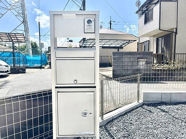 【宅配ボックス】留守中でも宅配便などの荷物が受け取れるため、共働き世帯などに嬉しい設備です！