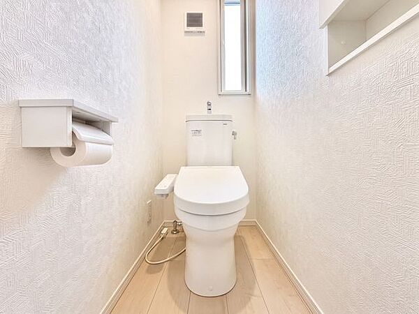 【トイレ】トイレは1階と2階それぞれに配置されていてとても便利です！