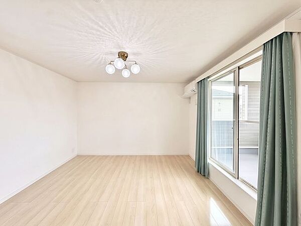 【洋室】全居室に収納を完備しておりますので、自分好みのお部屋にカスタマイズ可能です！