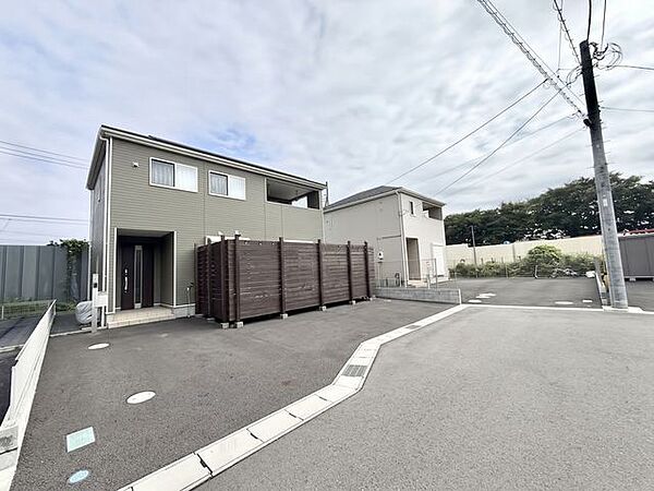 前面道路が広く、お車の駐車も楽々です♪