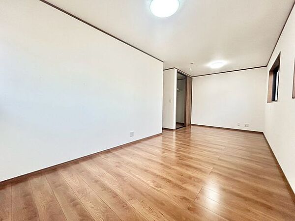 【洋室】明るく広々としたベッドルームは、一日の始まりと終わりを快適に過ごせます！