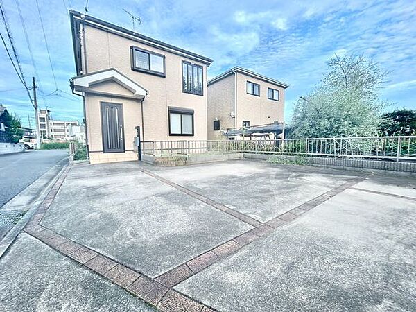【駐車場】ファミリーカーも悠々駐車できるスペースです。お車好きにはたまらないですね！