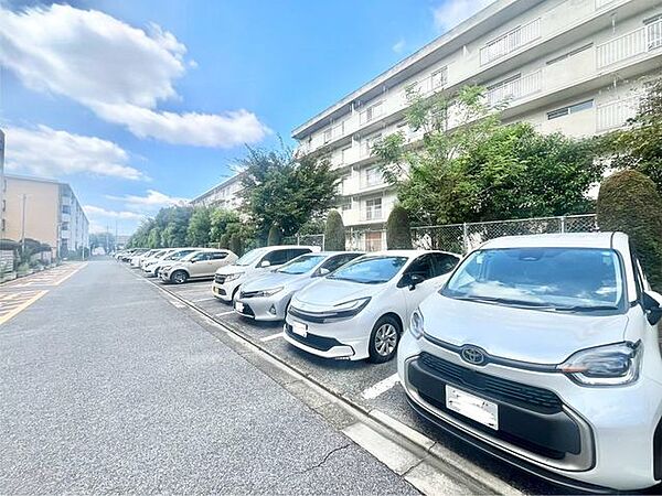 【駐車場】ファミリーカーも悠々駐車できるスペースです。お車好きにはたまらないですね！