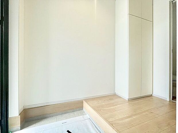 【玄関】明るく開放的な玄関です。収納も豊富なので、靴が多くてもスッキリ収納できます！