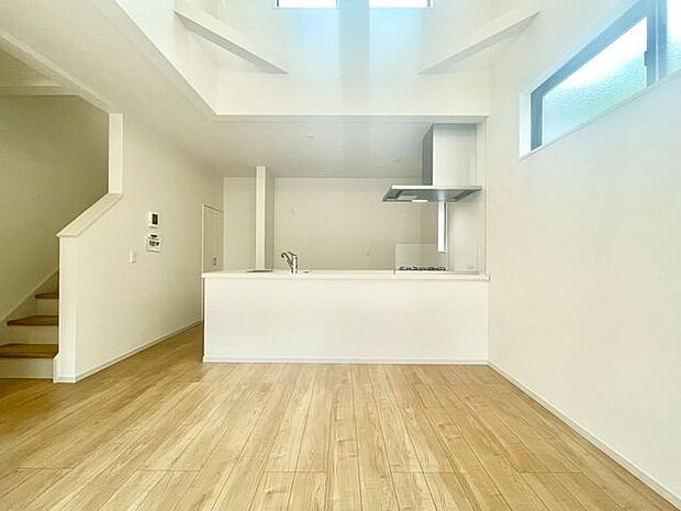 【吹抜け】開放的な吹抜けがこのお家の魅力です！実際には更に開放感あふれる空間となっています。