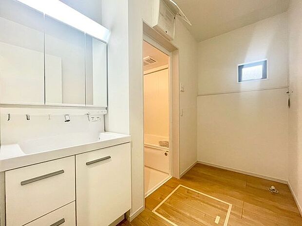 【洗面台】収納たっぷりの洗面台で、朝の支度もスムーズに！