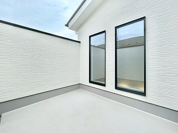 【バルコニー】暖かな陽光が降り注ぐバルコニーはお洗濯におすすめです！爽やかな風も心地よいです。