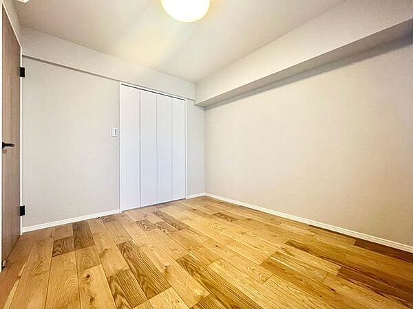 【洋室】明るく広々としたベッドルームは、一日の始まりと終わりを快適に過ごせます！
