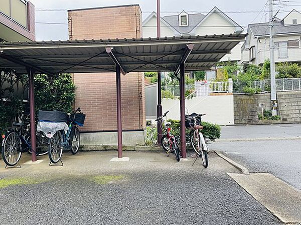 【駐輪場・バイク置き場】雨の日も嬉しい屋根付き駐輪場です。