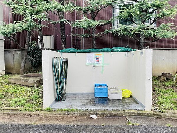 【ゴミ置き場】使いやすさに配慮した共用ゴミ置場で、常に清潔に保たれています。