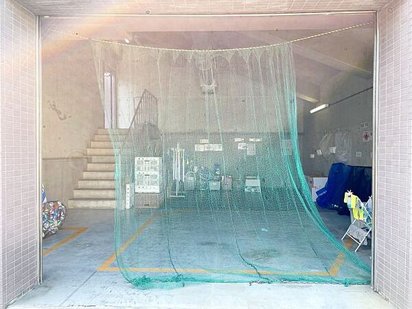 【ゴミ置き場】雨の日も安心な屋根付きごみ置場で、常に清潔に保たれています。