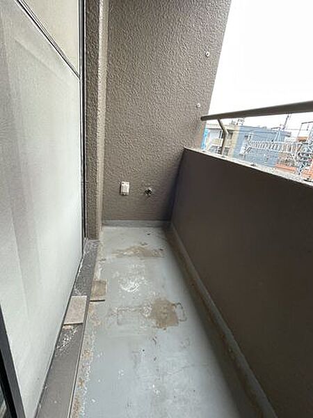 【バルコニー】暖かい陽ざしが差込むバルコニー。晴れた日には洗濯物が良く乾きます！
