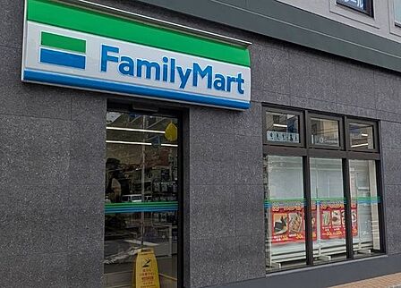 「ファミリーマート新柏駅前店」まで90m (徒歩2分)急な買い物はもちろん、ATM利用や公共料金の支払いなどにご利用いただけます。