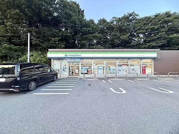 「ファミリーマート千葉登戸四丁目店」まで260m (徒歩4分)急な買い物はもちろん、ATM利用や公共料金の支払いなどにご利用いただけます。