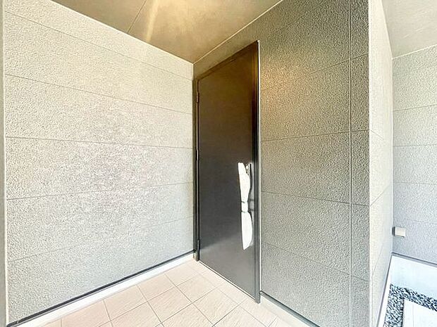 【玄関】屋根があり雨の日も嬉しい玄関前のスペースです!