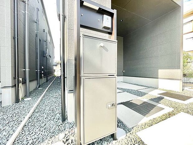 【宅配ボックス】留守中でも宅配便などの荷物が受け取れるため、共働き世帯などに嬉しい設備です!