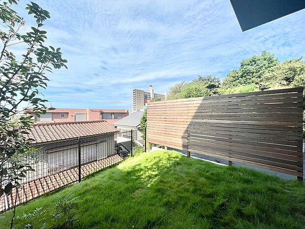 【お庭】家族で使える広々としたお庭です。ガーデニングやBBQにも最適です!