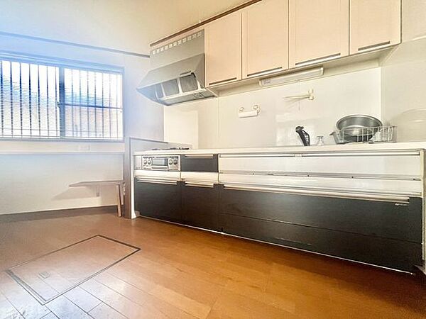 【キッチン】調理がはかどるシステムキッチン。作業スペースも広いのでスムーズに料理ができます！