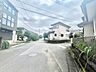 その他：角地で前面道路も広く、開放感のある立地です♪