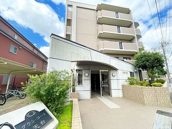 【エントランス】洗練されたエントランスが、毎日の暮らしを心地よく迎えます。