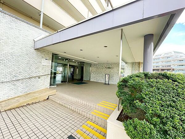 【エントランス】洗練されたエントランスが、毎日の暮らしを心地よく迎えます。