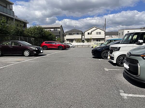 【駐車場】ファミリーカーも悠々駐車できるスペースです。お車好きにはたまらないですね！