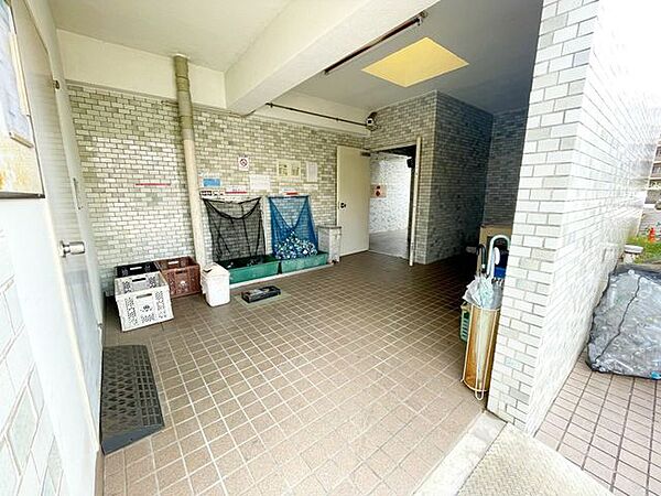 【ゴミ置き場】雨の日も安心な屋根付きごみ置場で、常に清潔に保たれています。
