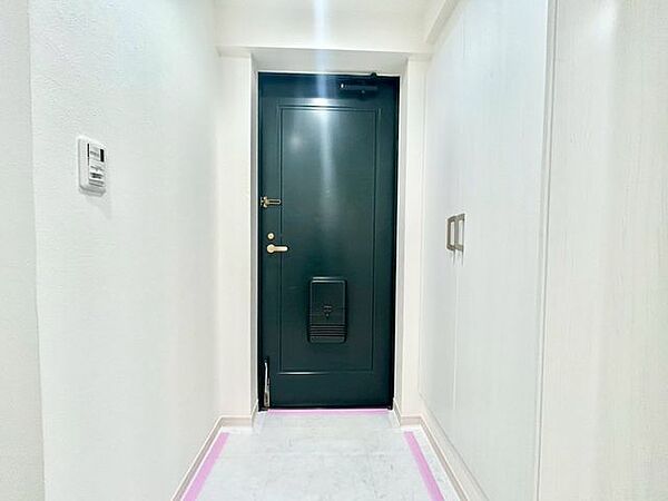 【玄関】明るく開放的な玄関です。収納も豊富なので、靴が多くてもスッキリ収納できます！