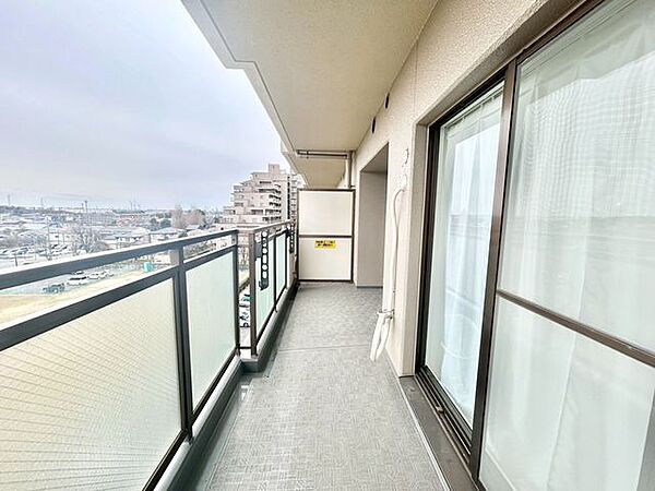 【バルコニー】暖かい陽ざしが差込むバルコニー。晴れた日には洗濯物が良く乾きます！