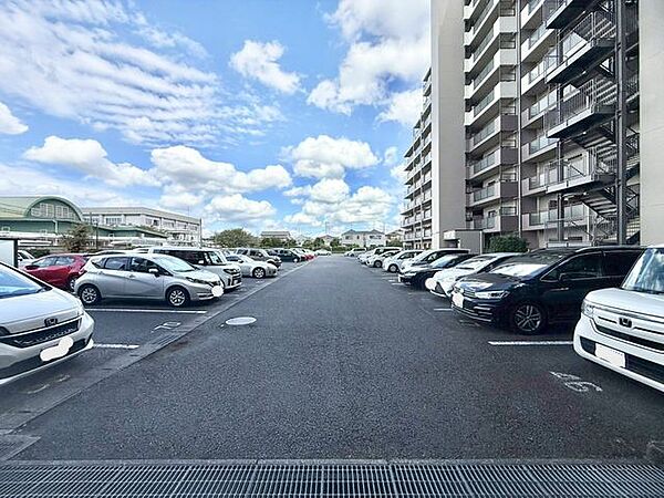【駐車場】ファミリーカーも悠々駐車できるスペースです。お車好きにはたまらないですね！