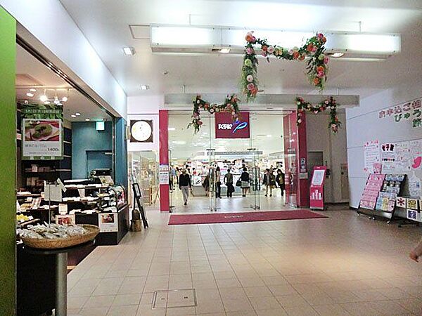 ペリエ稲毛店まで1620ｍ（徒歩21分）多彩なショップが揃い、仕事終わりでもまとめ買いが出来ます。