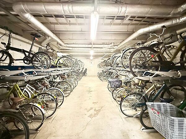 【駐輪場】雨の日も嬉しい屋根付き駐輪場です。