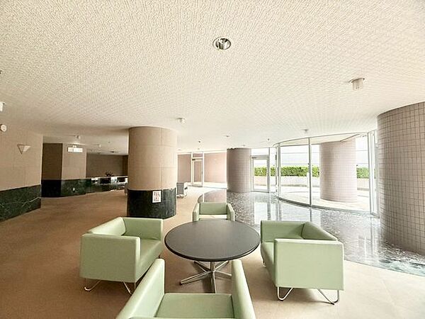【ロビー】明るく開放的で、住まう方や来客を心地よく迎えます。