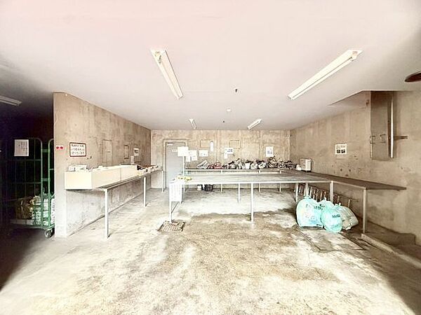 【ゴミ置き場】雨の日も安心な屋根付きごみ置場で、常に清潔に保たれています。