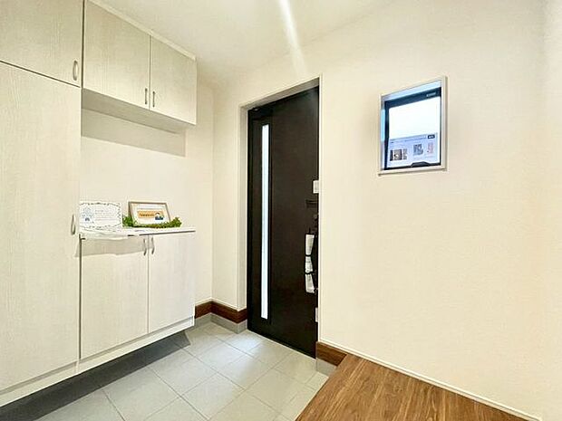 【玄関】明るく開放的な玄関です。収納も豊富なので、靴が多くてもスッキリ収納できます！