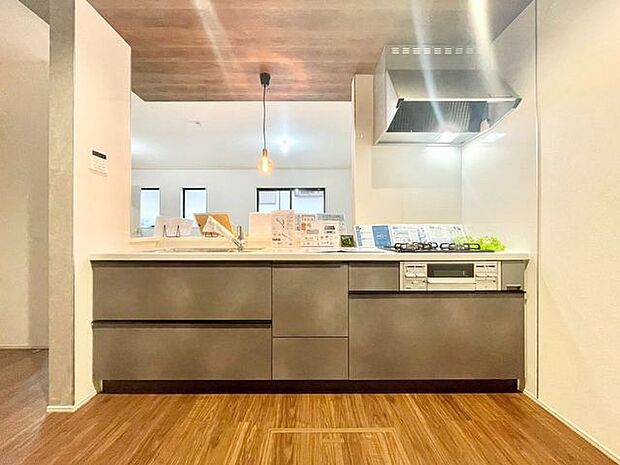 【キッチン】家族の会話が弾む対面キッチン。使いやすい動線で毎日の料理が楽しくなる空間です！