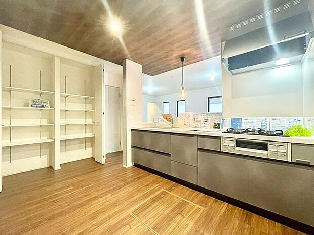 【キッチン】調理がはかどるシステムキッチン。作業スペースも広いのでスムーズに料理ができます!