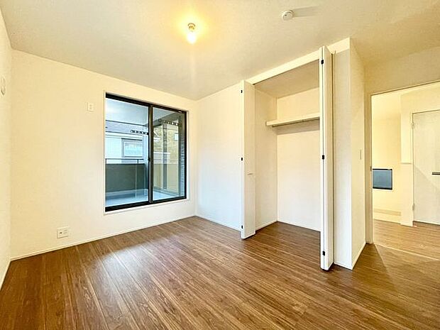 【洋室】明るく広々としたベッドルームは、一日の始まりと終わりを快適に過ごせます！