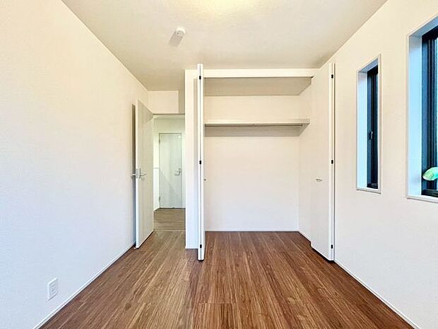 【洋室】収納スペースたっぷりの洋室で、お子様用としてもピッタリのお部屋です！