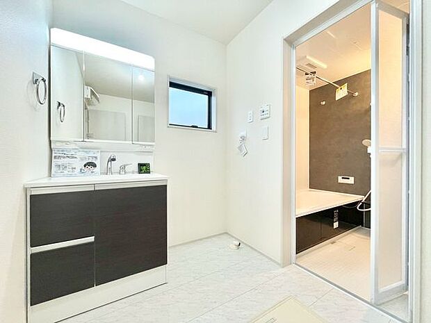 【洗面台】収納たっぷりの洗面台で、朝の支度もスムーズに！