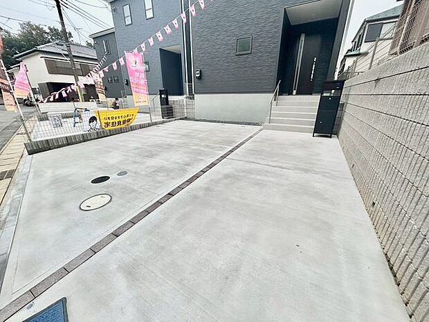 【駐車場】並列2台駐車できるスペースです。お車好きにはたまらないですね！