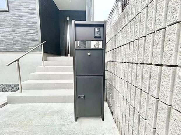 【宅配ボックス】留守中でも宅配便などの荷物が受け取れるため、共働き世帯などに嬉しい設備です！