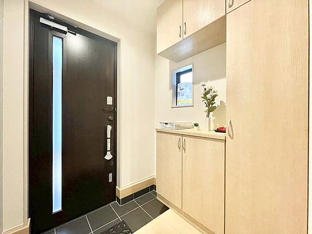 【玄関】明るく開放的な玄関です。収納も豊富なので、靴が多くてもスッキリ収納できます！