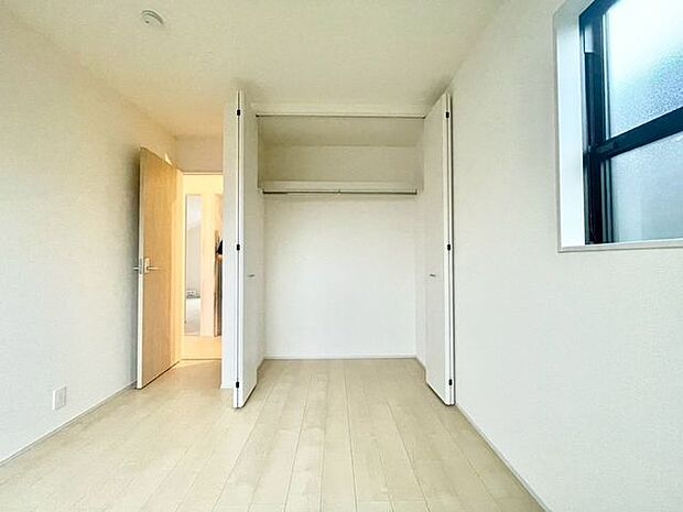 【洋室】収納スペースたっぷりの洋室で、お子様用としてもピッタリのお部屋です！