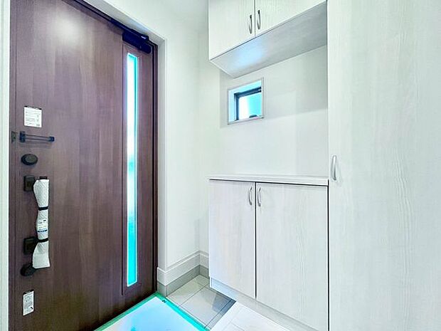 【玄関】明るく開放的な玄関です。収納も豊富なので、靴が多くてもスッキリ収納できます!